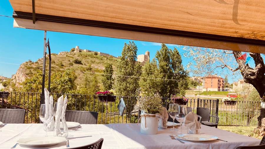 Restaurante ARP en Benabarre terraza-jardin